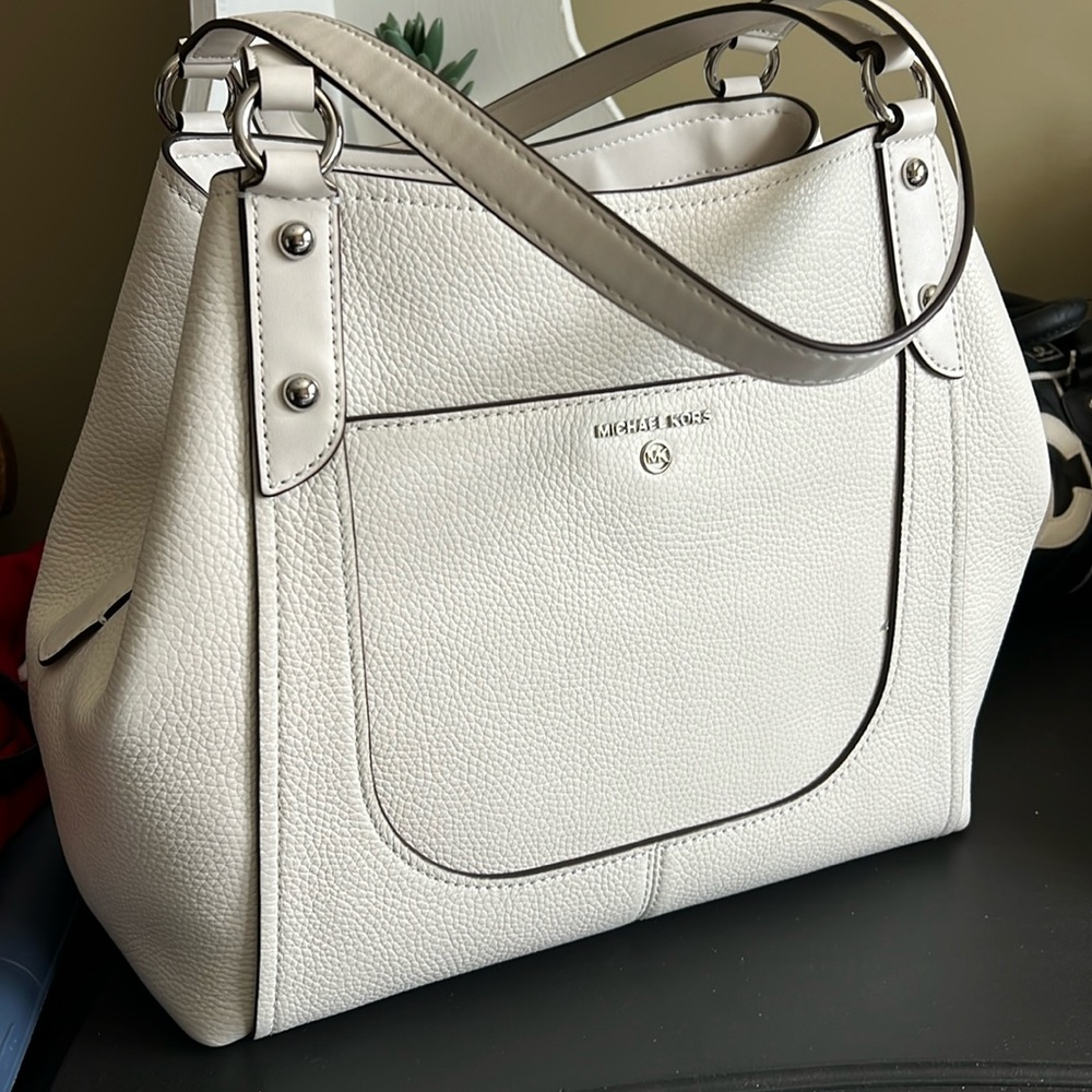 NEW WITH TAGS! Michael Kors Molly Shoulder Bag 🌸